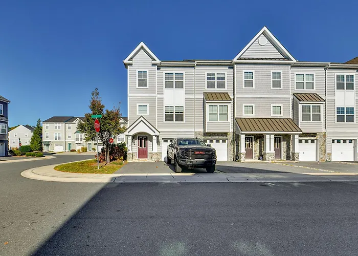 2 Mi To Beach: Townhome W/ Breezy Balcony!