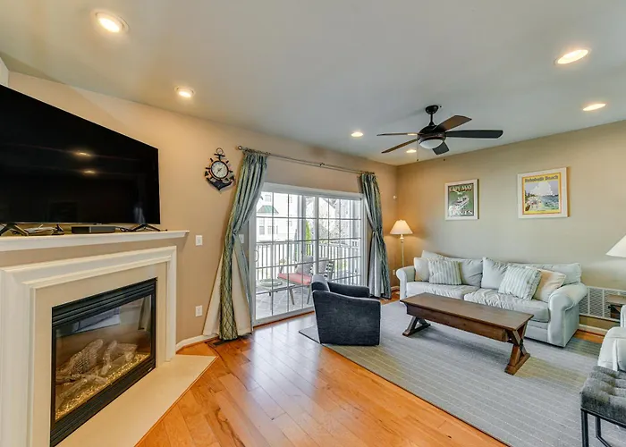 2 Mi To Beach: Townhome W/ Breezy Balcony!